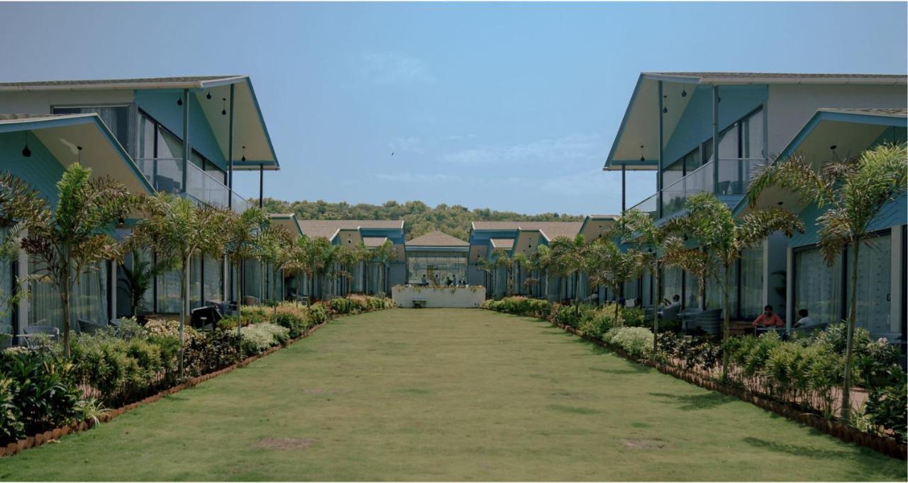 Tan-N-Sand Morjim Exterior foto